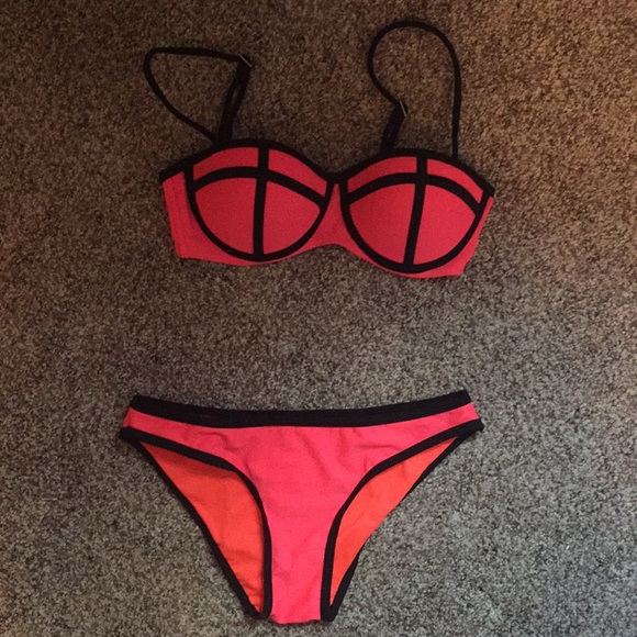 Bikini - Picture 1 of 4